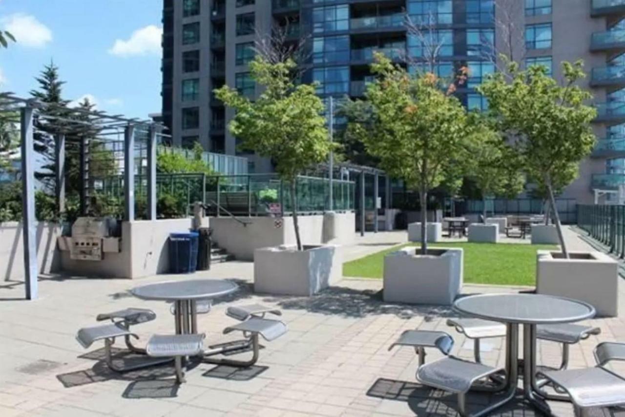 30 Off Lake View Property Heart Of Downtown Торонто Екстериор снимка