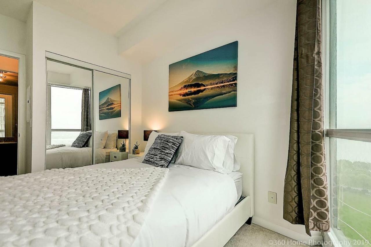 30 Off Lake View Property Heart Of Downtown Торонто Екстериор снимка