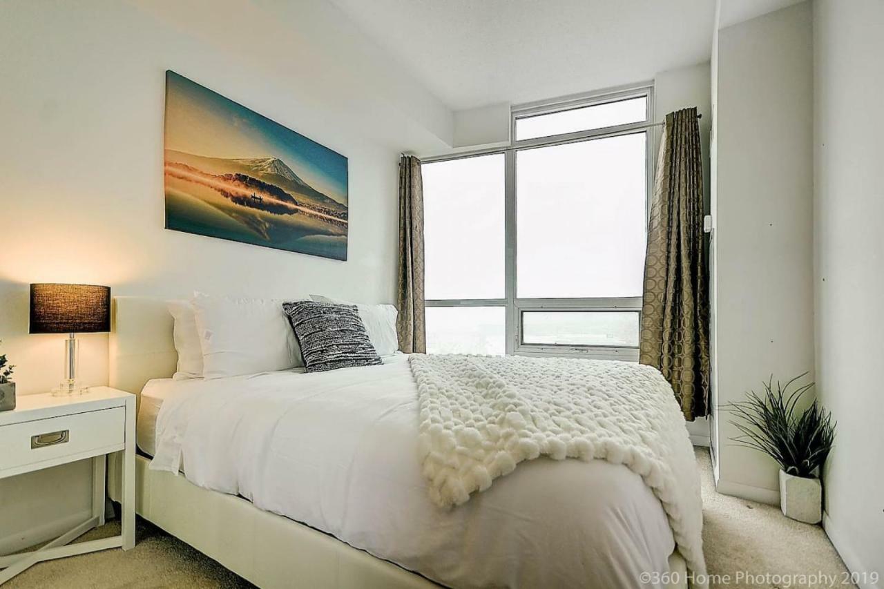 30 Off Lake View Property Heart Of Downtown Торонто Екстериор снимка