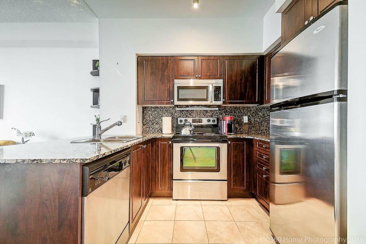 30 Off Lake View Property Heart Of Downtown Торонто Екстериор снимка