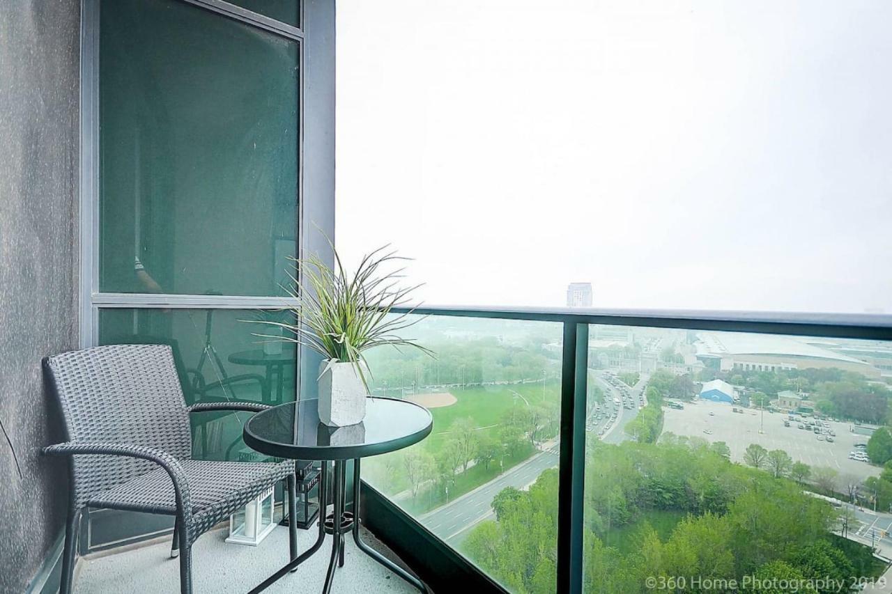 30 Off Lake View Property Heart Of Downtown Торонто Екстериор снимка