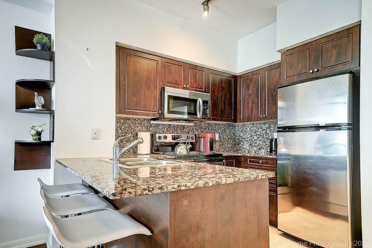 30 Off Lake View Property Heart Of Downtown Торонто Екстериор снимка
